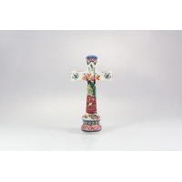 Ceramiczny krzyż Bolesławiec 149AR o wysokości 17,5 cm. Ozdoba z ręcznie malowanym motywem kwiatów i motyli na białym tle, osadzona na stabilnej, dekoracyjnej