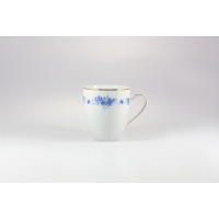 Biały porcelanowy kubek Ćmielów 0,39 l z serii G540 Alaska Mary. Naczynie zdobi delikatny niebieski motyw kwiatowy oraz subtelne złocenie na krawędzi i uszku.