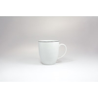 Biały kubek Waza 380 ml z serii Modern Czarna Linia WA-150. Ceramiczne naczynie o minimalistycznym designie z delikatnym, czarnym obrzeżem na górnej krawędzi.