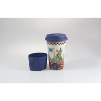 Ceramiczny kubek podróżny Bolesławiec 300 ml GU-2097NS z motywem kwiatów i motyli, wyposażony w niebieską pokrywkę oraz oddzielną silikonową opaskę
