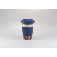 Ceramiczny kubek podróżny Bolesławiec 300 ml GU-2097NS z kwiatowym wzorem, wyposażony w niebieską silikonową pokrywkę oraz antypoślizgową opaskę w tym samym