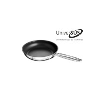 Patelnia 24 cm ASTRAL marki Schulte-Ufer ze stali nierdzewnej z czarną powłoką nieprzywierającą. Widok z boku z logo UniversUS i hasłem Um Welten besser als