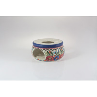 Ceramiczny podgrzewacz Bolesławiec 149AR o średnicy 14,7 cm, zdobiony tradycyjnym wzorem w kwiaty i motyle, ukazany na białym tle w ujęciu z profilu.