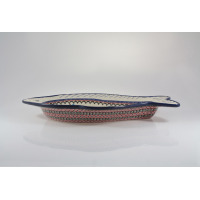 Półmisek ryba Bolesławiec 149AR o wymiarach 25,5 x 44,2 cm. Ceramiczne naczynie z charakterystycznym, wielokolorowym wzorem stempelkowym, widoczne z profilu na