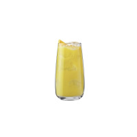 Szklanka wysoka MODERN 620 ml marki Krosno Glass S.A. wypełniona żółtym napojem z kostkami lodu i plasterkiem pomarańczy. Eleganckie, przezroczyste szkło.