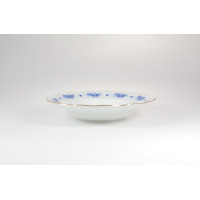 Talerz głęboki 22,5 cm G540 ALASKA marki Ćmielów. Biała porcelana z delikatnym niebieskim kwiatowym wzorem na obrzeżu i subtelnym złotym wykończeniem krawędzi.
