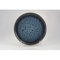 Talerz płytki 31 cm STONEWARE S006T COSMOS marki Lubiana o okrągłym kształcie z karbowanym brzegiem. Granatowa ceramika z nakrapianym wzorem i ciemniejszym