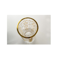Wazon kryształowy Bohemia Arabesque Gold o wysokości 28 cm. Widok z góry na wnętrze naczynia z wyraźnym, złotym zdobieniem w kształcie łusek na szklanych