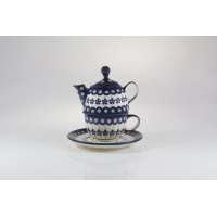 Ceramiczny zestaw do herbaty Bolesławiec 166A o pojemności 300 ml. Imbryk z pokrywką ustawiony na filiżance ze spodkiem, zdobiony tradycyjnym niebieskim wzorem