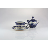 Zestaw do herbaty 300 ml Bolesławiec GU-9006 składający się z ceramicznego imbryka i filiżanki ze spodkiem, ozdobionych charakterystycznym niebieskim wzorem