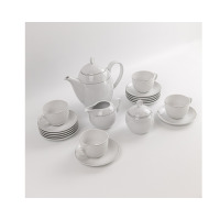 Zestaw kawowy dla 12 osób Classic Carmen WA-91 marki Waza. Biała porcelana z delikatnym wzorem kropek, obejmująca dzbanek, cukiernicę, mlecznik oraz filiżanki.
