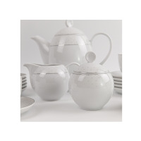 Zestaw kawowy Classic Carmen WA-91 marki Waza: biała porcelana z delikatnym srebrnym wzorem w kropki, obejmująca dzbanek, cukiernicę i mlecznik na białym tle.