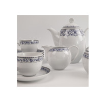 Zestaw kawowy dla 12 osób Classic Kobalt WA-160 marki Waza. Biała porcelana z delikatnym, niebieskim wzorem kwiatowym i srebrną linią na filiżankach, dzbanku i