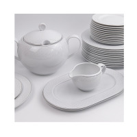 Zestaw obiadowy dla 12 osób Classic Carmen WA-91 marki Waza. Biała porcelana z subtelnym, kropkowanym wzorem, obejmująca wazę, sosjerkę na tacy oraz stos