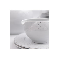Zbliżenie na porcelanowy sosjerka z zestawu obiadowego Classic Carmen WA-91 marki Waza. Naczynie zdobi subtelny, geometryczny wzór z kropkami i srebrnym