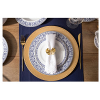 Eleganckie nakrycie stołu z zestawem obiadowym Classic Kobalt Waza dla 12 osób. Biała porcelana z kobaltowym wzorem na złotym talerzu, serwetka z ozdobnym