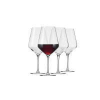 Zestaw czterech kieliszków do wina Avant-garde marki Krosno Glass o pojemności 730 ml. Jeden z nich wypełniony czerwonym winem, wyeksponowany na tle trzech