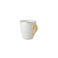 Biały porcelanowy kubek Ćmielów 0,39 l z serii Alaska Blask Świąt. Naczynie zdobią złote gwiazdki oraz elegancki, złocony uchwyt i obrzeża. Widok z profilu.