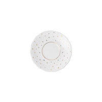 Biały porcelanowy spodek Ćmielów 14 cm z serii Alaska Blask Świąt. Naczynie o falistym brzegu zdobią złote i czarne motywy gwiazdek oraz centralny złoty okrąg.