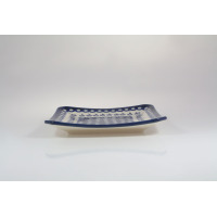 Tacka ceramiczna Bolesławiec 20 cm GU-2040 o kwadratowym kształcie z charakterystycznym niebieskim wzorem w kropki i kwiaty, ujęta z profilu na białym tle.