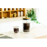 Zaparzacz z podwójną ścianką 1 l TULIP Złoty Mat marki Vialli Design ze szklaną filiżanką na marmurowym blacie. Eleganckie, prążkowane szkło i złota pokrywka.
