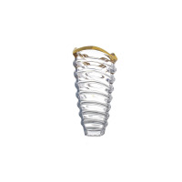 Wazon kryształowy Bohemia WAVE GOLD o wysokości 34 cm. Przezroczyste szkło z falistą strukturą i eleganckim, złotym wykończeniem górnej krawędzi na białym tle.
