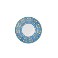 Spodek z zestawu do kawy GX05 Jenny Verde marki Ćmielów. Okrągłe naczynie z porcelany w kolorze niebieskim, zdobione symetrycznym, geometrycznym wzorem w stylu