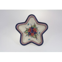 Ceramiczna forma do pieczenia Gwiazda Bolesławiec GU-2145. Białe naczynie w kształcie gwiazdy z ręcznie malowanym motywem kwiatowym, niebieskimi motylami i