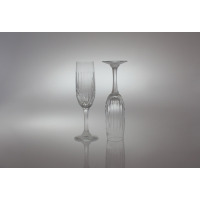 Dwa kryształowe kieliszki do szampana 170 ml marki Zawiercie 1584. Jeden stoi pionowo, drugi odwrócony dnem do góry, ukazując eleganckie szlifowane zdobienia.