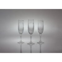 Trzy kryształowe kieliszki do szampana Zawiercie 170 ml z serii 1584 ustawione w rzędzie na jasnym tle. Smukłe czasze zdobią pionowe szlify, tworząc elegancki