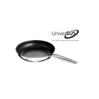 Patelnia Schulte-Ufer ASTRAL 28 cm z czarną powłoką nieprzywierającą i błyszczącym stalowym korpusem. Widoczne logo UniversUS oraz slogan Um Welten besser als
