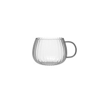 Szklanka TULIP marki Vialli Design o pojemności 350 ml z subtelnym szarym uchem. Przezroczyste szkło o eleganckim, pionowo żłobionym wzorze w widoku z profilu.