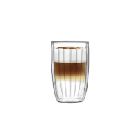 Szklanka wysoka 350 ml z serii Tulip marki Vialli Design o podwójnych ściankach z pionowymi żłobieniami, wypełniona warstwowym latte z mleczną pianką i posypką.