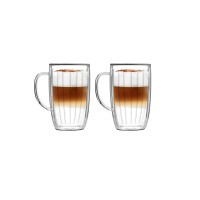 Dwie wysokie szklanki termiczne Vialli Design TULIP o pojemności 350 ml z pionowymi żłobieniami, wypełnione warstwowym latte z mleczną pianką i posypką.
