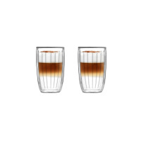 Dwie wysokie szklanki termiczne 350 ml z serii TULIP marki Vialli Design o pionowym żłobieniu, wypełnione warstwowym latte z pianką i posypką, na białym tle.