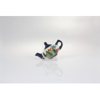 Brelok Bolesławiec 149AR GU-1700 w kształcie miniaturowego czajniczka. Ceramiczna ozdoba z ręcznie malowanym wzorem w kwiaty, liście i niebieskiego motyla.
