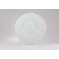 Biały talerz głęboki Lubiana Hammering o średnicy 28,5 cm. Naczynie z porcelany o gładkim dnie i szerokim kołnierzu z charakterystyczną, młotkowaną teksturą.