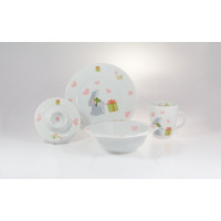 Zestaw naczyń dla dzieci Ćmielów Calineczka W025 Zajączek z prezentem: biała porcelana z motywem szarego zajączka, zielonych prezentów i różowych serc na