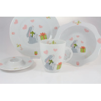 Zestaw naczyń dla dzieci Ćmielów Calineczka W025 Zajączek z prezentem: biała porcelana z motywem szarego zajączka w zielonym szaliku, prezentów i różowych serc.