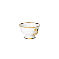 Biała filiżanka niska 0,18 l Ćmielów Alaska ze złotym rantem i ozdobnym, złoconym uchem. Elegancka porcelana na stopce, widok z profilu na białym tle.