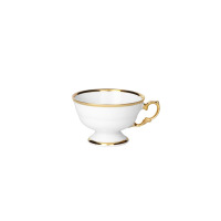 Biała porcelanowa filiżanka niska Ćmielów Alaska o pojemności 0,18 l z eleganckim, złotym zdobieniem na krawędziach i ozdobnym, profilowanym uchwytem.