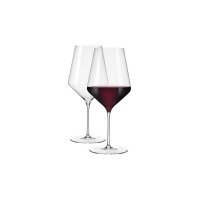 Dwa kieliszki do wina Maestro Excellence od Krosno Glass o pojemności 550 ml. Jeden jest pusty, drugi wypełniony czerwonym winem, ukazując smukły, nowoczesny