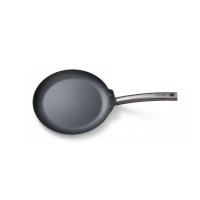 Patelnia naleśnikowa Skottsberg ze stali węglowej o średnicy 28 cm. Widok z góry na czarną, płaską powierzchnię smażenia z metalową rączką z napisem SKOTTSBERG.
