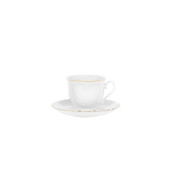 Biała filiżanka ze spodkiem Ćmielów Rococo Złoty Pasek. Porcelana z subtelnym tłoczonym wzorem, wykończona elegancką złotą linią na krawędziach. Widok z boku.