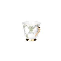 Filiżanka do kawy z zestawu Ćmielów ASTRA Meander. Biała porcelana z eleganckim, zielono-szarym roślinnym wzorem, złotym uszkiem oraz złoconą podstawą.