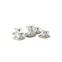 Zestaw kawowy Ćmielów ASTRA Meander dla 6 osób. Komplet 18 części z białej porcelany w zielono-złoty wzór, ustawiony w eleganckie filiżanki ze spodkami.