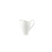 Biały porcelanowy dzbanek na mleczko Dalia C001 marki Chodzież o pojemności 250 ml. Naczynie posiada pionowe żłobienia, elegancką stopkę i profilowany uchwyt.