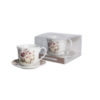 Filiżanka 400 ml ze spodkiem CR1-64 marki Kaczyński Sp.J. z kwiatowym wzorem róż. Obok zestaw w przezroczystym opakowaniu z napisem 2PCS CUP&SAUCER.