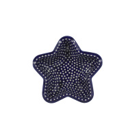 Ceramiczna forma do pieczenia Gwiazda Bolesławiec GU-2145 w kształcie gwiazdy, zdobiona charakterystycznym granatowym wzorem w drobne kropki, widok z góry.