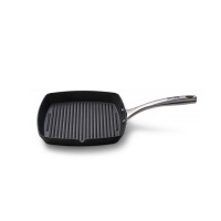 Kwadratowa patelnia grillowa żeliwna Skottsberg 24 cm z charakterystycznymi żebrowaniami na dnie i stalową rączką z wygrawerowanym logo marki, widok z ukosa.